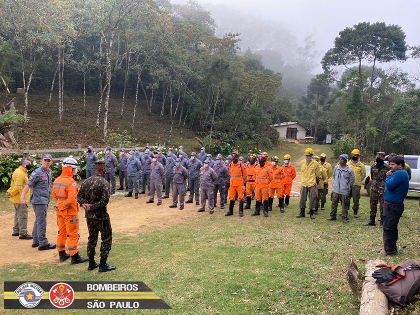 70 pessoas atuam no combate a queimada no Pico dos Marins em Piquete
