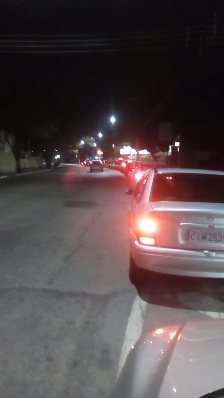 Moradores do Vale do Paraíba registram filas imensas para abastecer o carro