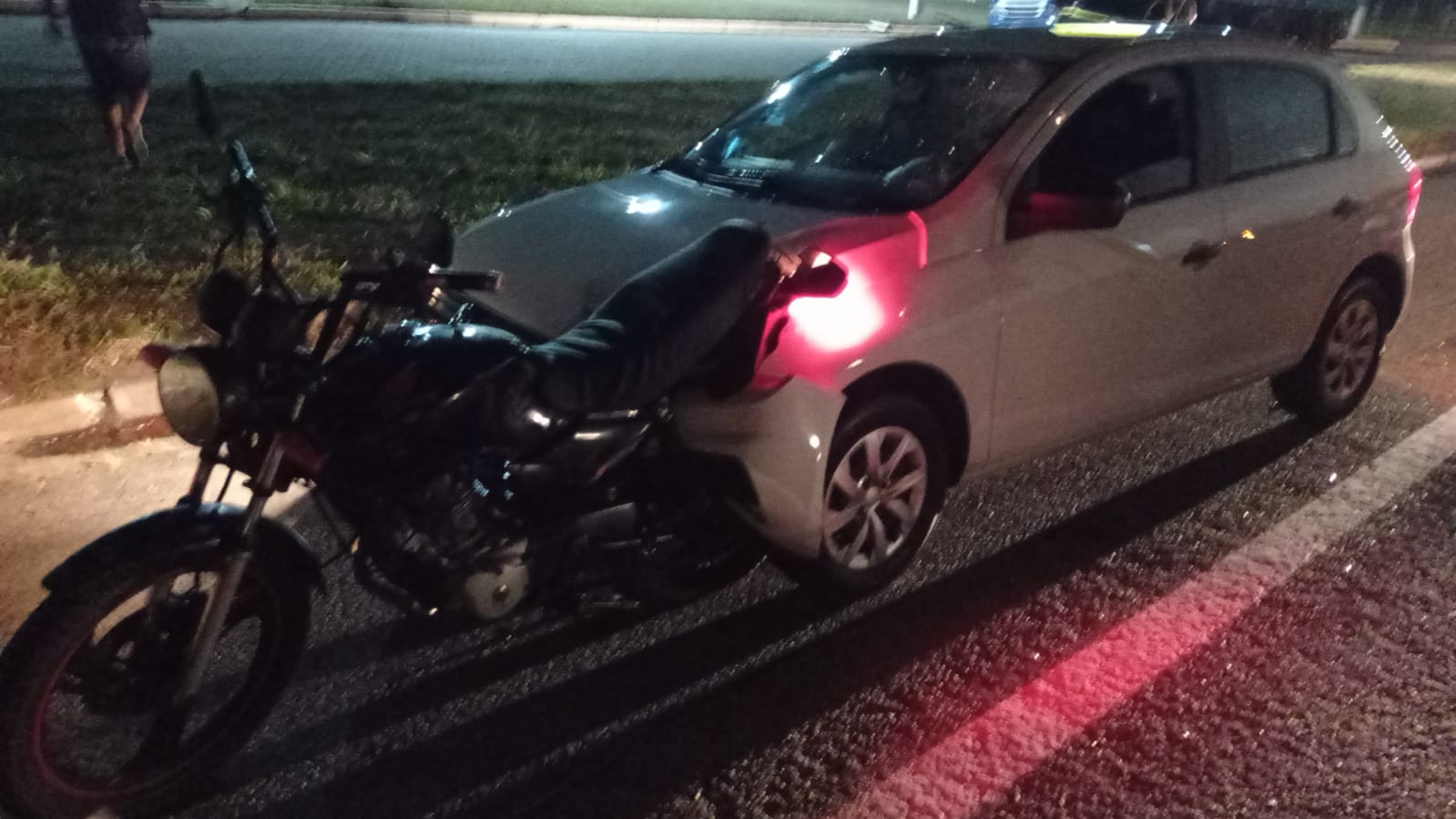Motociclista, de 40 anos, é atingido por carro e morre atropelado na Via Dutra em Lorena