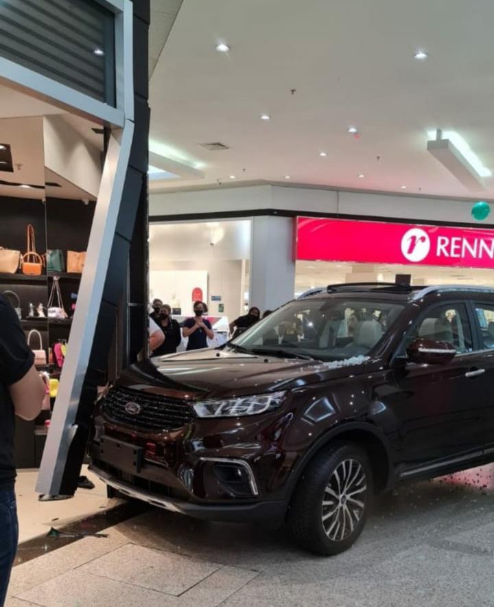 Mulher liga carro que estava em exposição e veículo atinge vitrine de loja no Taubaté Shopping