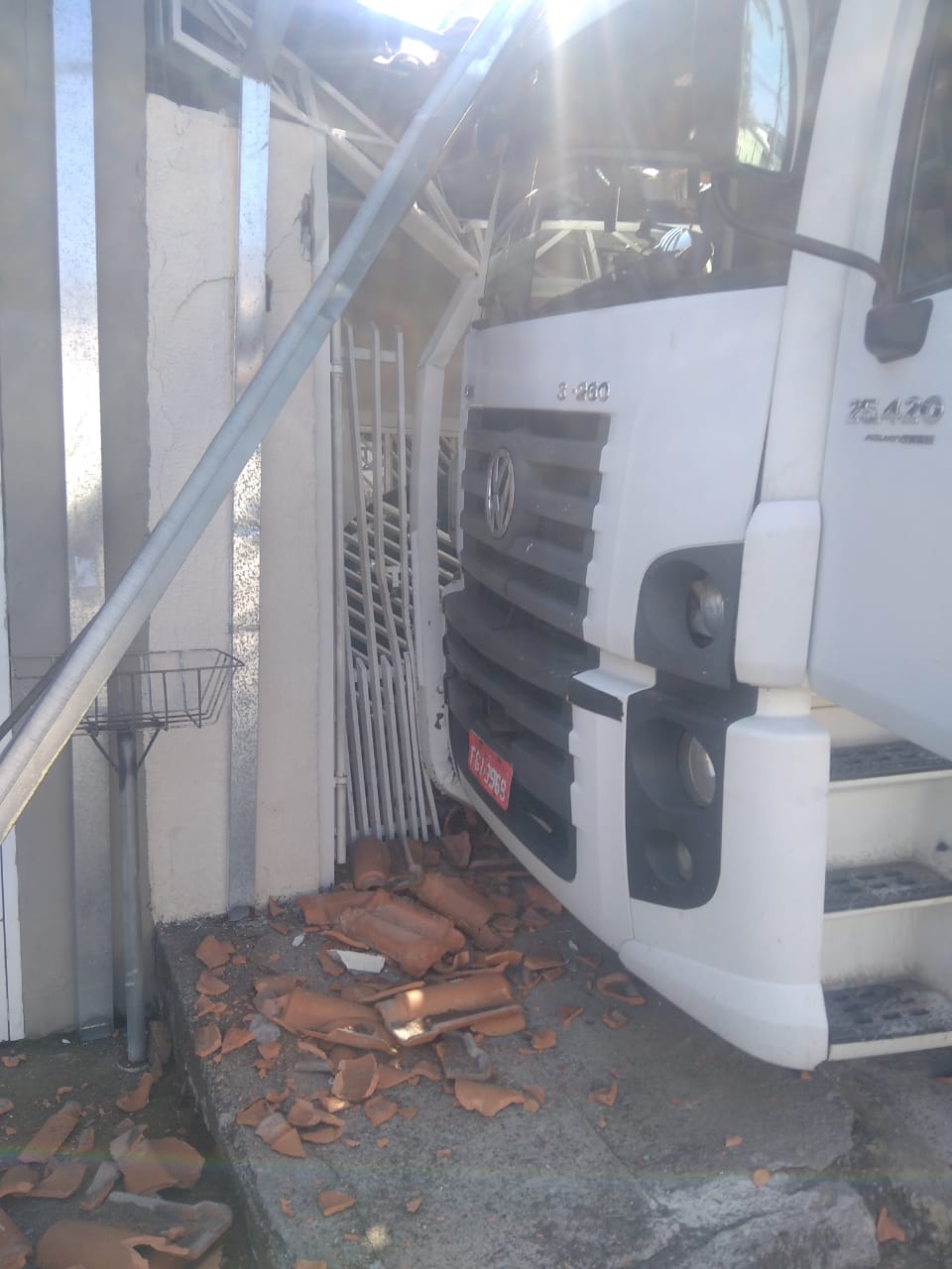 VÍDEO: Caminhão desgovernado atinge casa em São José dos Campos