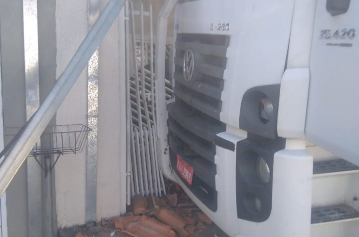 Caminhão desgovernado atinge casa em São José dos Campos