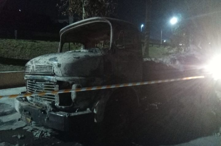 Amigos que tiveram caminhão queimado em protesto, em São José dos Campos, atingem meta para comprar outro veículo