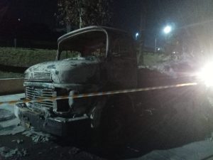Protesto dura mais de 3 horas, causa pânico e deixa quatro veículos queimados em São José dos Campos