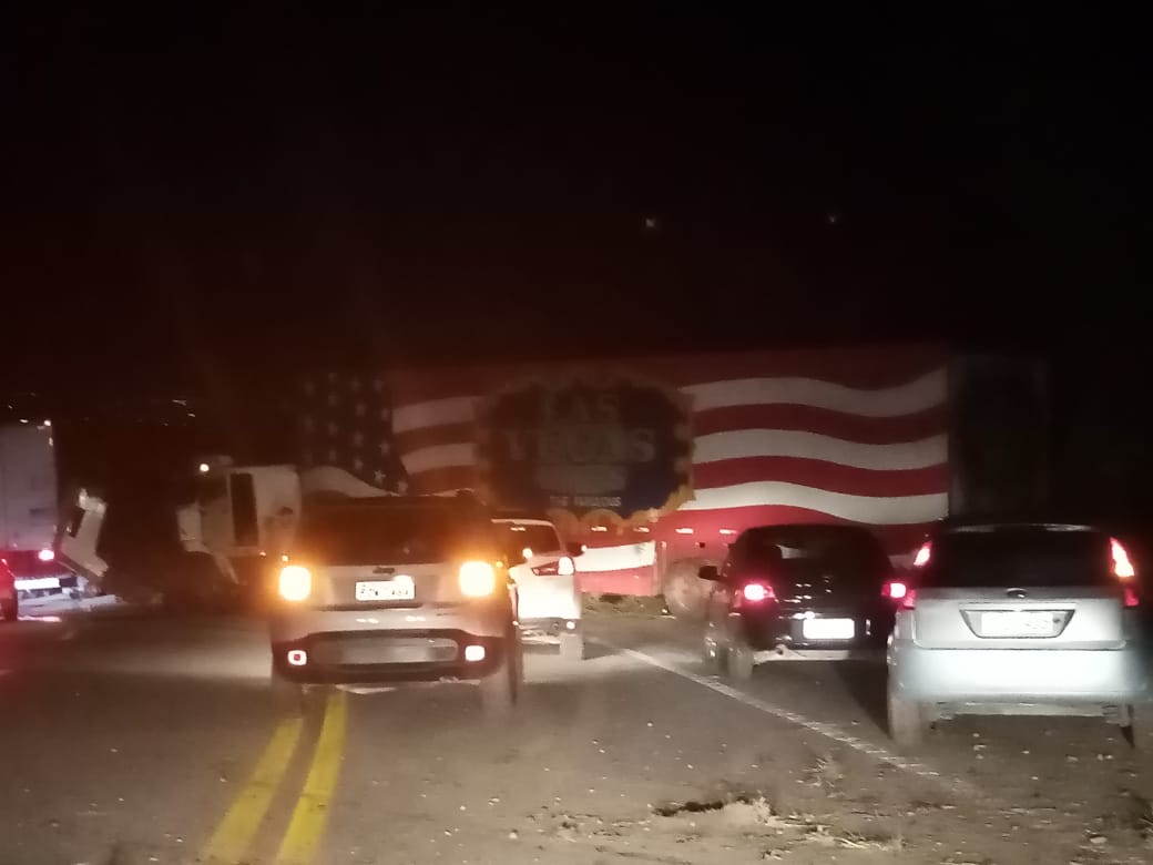 Caminhão do circo Las Vegas se acidenta na estrada de Campos do Jordão