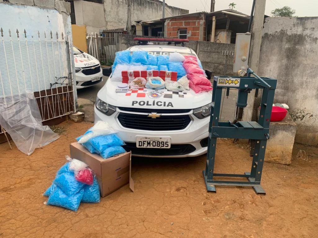 PM estoura refinaria de drogas, apreende 12,5 kg de drogas e prende dois traficantes em Pindamonhangaba
