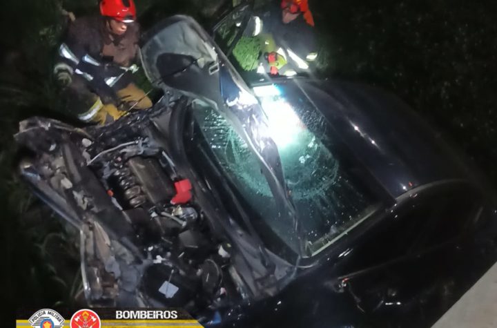 Carro e moto se chocam e caem em córrego em São José dos Campos