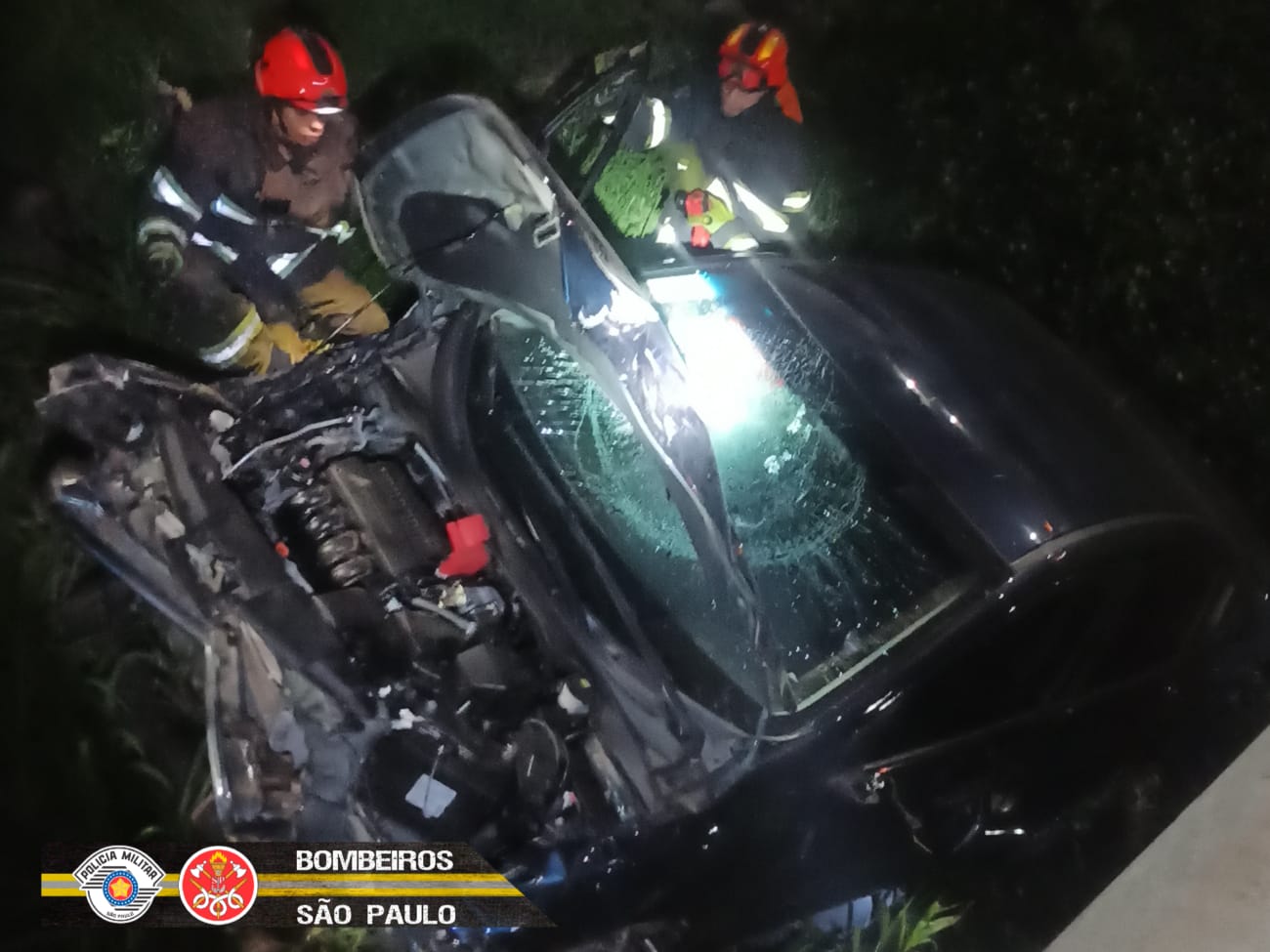 Carro e moto se chocam e caem em córrego em São José dos Campos
