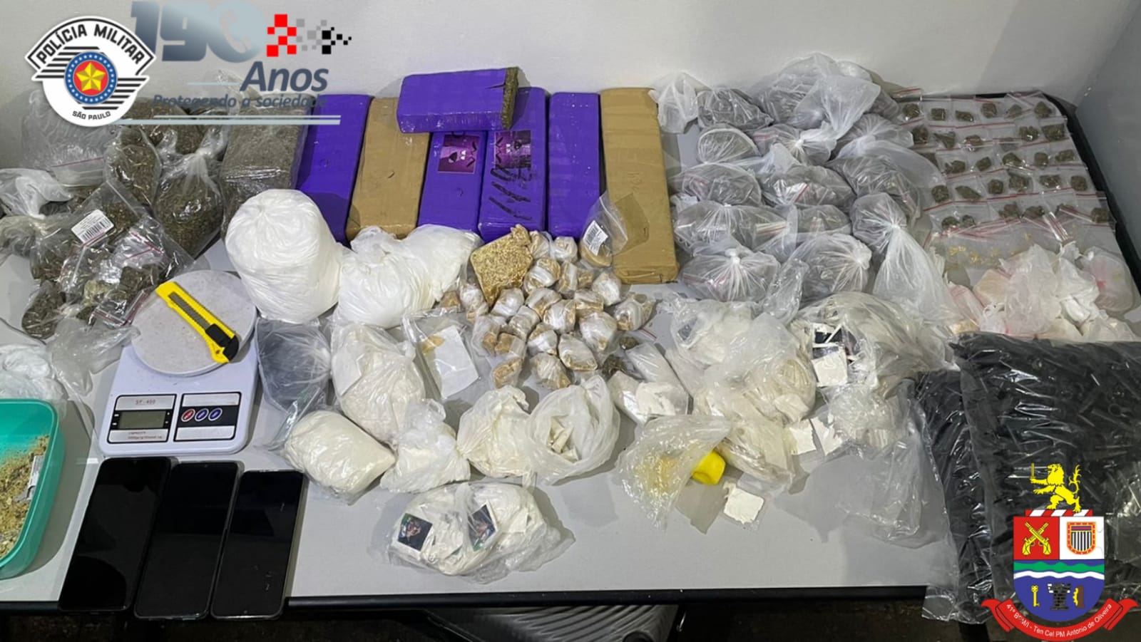 Mulher tenta subornar PMs com drogas. Ela foi presa e a policia apreende 10 kg de entorpecentes