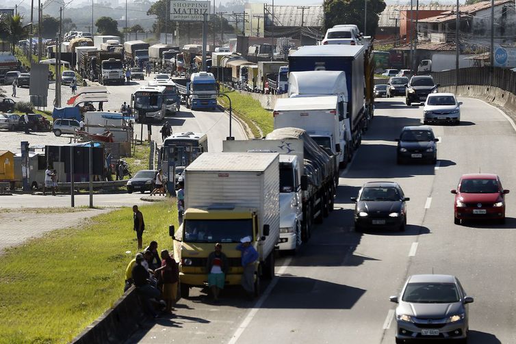 Caminhoneiros não descartam parar a Via Dutra em Jacareí, São José dos Campos e Caçapava