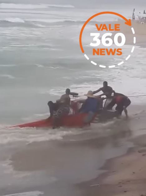 VÍDEO: Força do mar destrói carrinho de ambulante em São Sebastião
