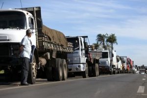 Bolsonaro pede para caminhoneiros liberarem as rodovias confirma ministro