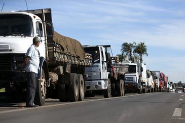 Bolsonaro pede para caminhoneiros liberarem as rodovias confirma ministro