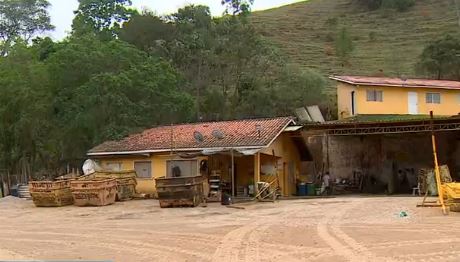 Bandidos roubam máquina avaliada em mais de R$ 400 mil e fazem reféns em empresa de Jambeiro