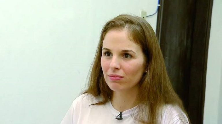 Suzane Richthofen ganha cela individual desde que voltou aos estudos