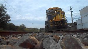 Trem atinge carro em passagem de nível em Cruzeiro