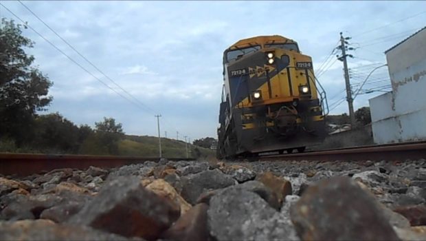 Trem atinge carro em passagem de nível em Cruzeiro