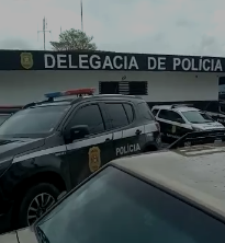 Operação prende criminosos, armas, drogas e é comemorada por policiais em Tremembé. A operação foi desencadeada pela Polícia Civil na manhã desta quinta-feira (28/10) em endereços na cidade, pelo bairro Padre Eterno. A investigação começou por conta de um homicídio e os presos foram flagrados com drogas, armas, munições e dinheiro. O crime aconteceu em junho deste ano e teria sido motivado por ciúmes de uma das partes e o ator do homicídio teria recebido a ajuda de outras três pessoas. Foram expedidos pela Justiça mandados de busca e apreensão em quatro endereços diferentes para a coleta de documentos e telefones dos envolvidos. Em todos eles, a polícia encontrou os procurados e outros ilícitos, inclusive a arma utilizada no crime. Os policiais comemoraram a operação conforme relato enviado por nós pelos nossos seguidores. A polícia não divulgou a quantidade de drogas apreendidas e nem a quantidade de dinheiro em espécie