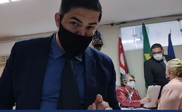 VÍDEO: Presidente da Câmara de Aparecida agride vereador André Monteiro