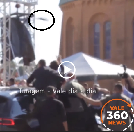 Bolsonaro é alvo de chinelo em Aparecida