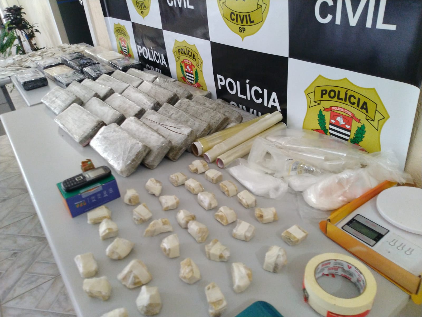 Polícia Civil prende homem é preso com vários tijolos de drogas em Guaratinguetá