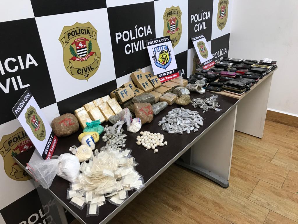 Polícia Civil apreende 12 kg de drogas e 113 celulares que seriam enviados a presídio