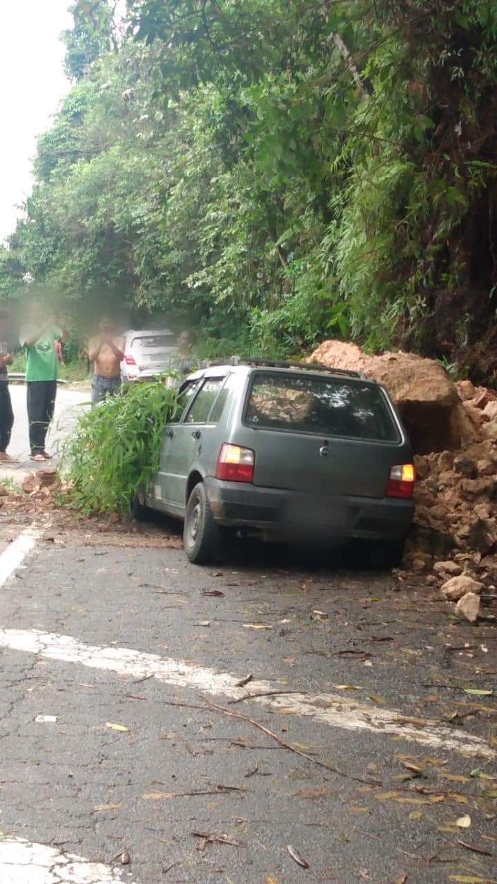 Queda de barreira atinge carro na Rio-Santos em Ubatuba
