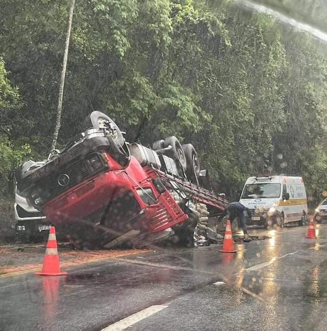 Caminhão com sacos de terra capota na Rodovia dos Tamoios em Caraguatatuba