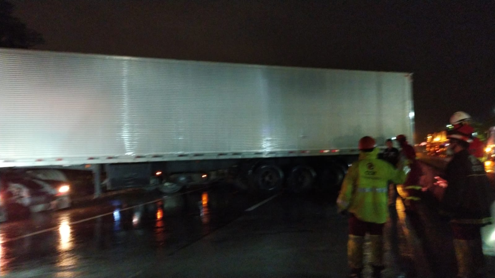 Engavetamento entre 4 caminhões e um carro interdita Via Dutra em Pindamonhangaba