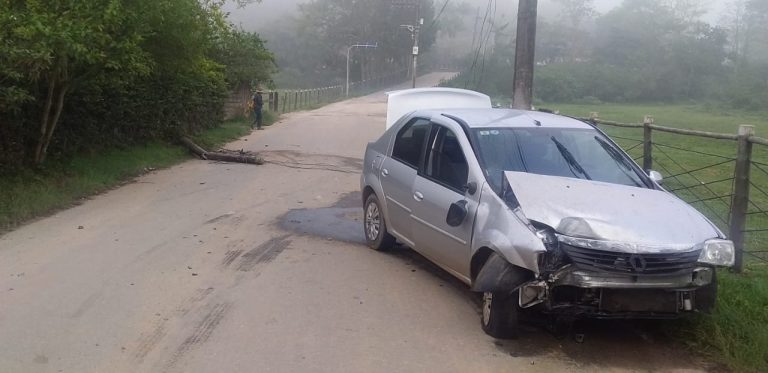 Bandido rouba carro, coloca homem dentro do porta malas e atira contra PMs em Monteiro Lobato