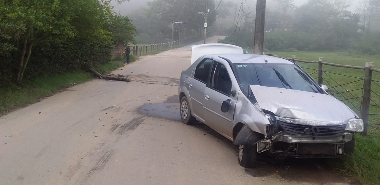 Bandido rouba carro, coloca homem dentro do porta malas e atira contra PMs em Monteiro Lobato