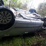 Carro cai em ribanceira de 20 metros na estrada Paraty x Cunha 2 Carro cai em ribanceira de 20 metros na estrada Paraty x Cunha
