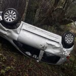 Carro cai em ribanceira de 20 metros na estrada Paraty x Cunha 1 Carro cai em ribanceira de 20 metros na estrada Paraty x Cunha