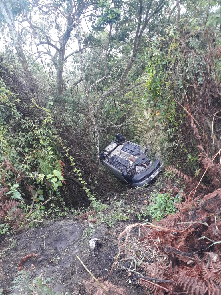 Carro cai em ribanceira de 20 metros na estrada Paraty x Cunha