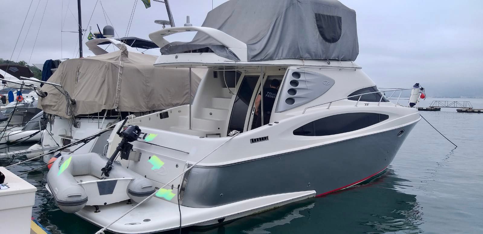 Avaliada em R$ 1,2 milhão, lancha contrabandeada é apreendida em Yatch Club de Ilhabela