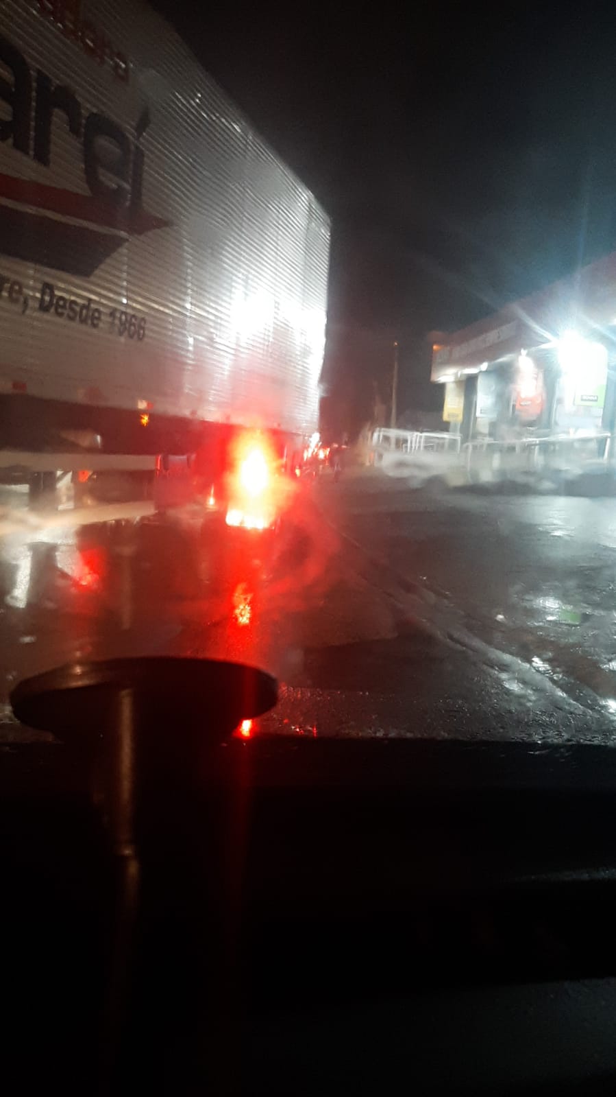 Acidente entre caminhões interdita Carvalho Pinto por mais de 6 horas e causa transtornos no centro de Jacareí