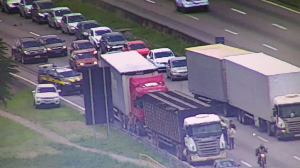 Engavetamento entre dois caminhões e um carro deixa uma pessoa ferida na Via Dutra em São José dos Campos