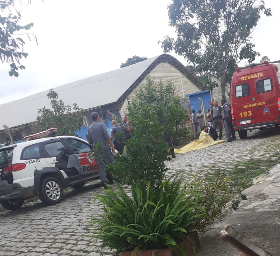 Homem morre atingido por tiros em campo de futebol de Cruzeiro