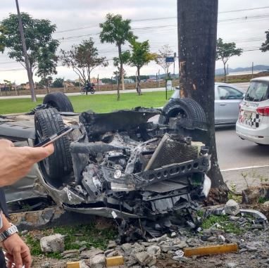 Carro capota, se choca contra árvore e fica destruído em São José dos Campos