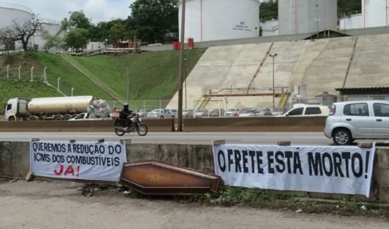 Caminhoneiros decidem manter greve para 01 de Novembro. Já há paralisação em seis estados