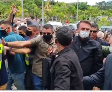 Bolsonaro visita Aparecida e chega de máscara