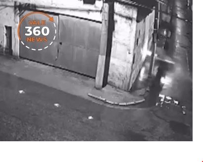 Vídeo: Motociclista, de 21 anos, se choca violentamente contra muro e morre em Caraguatatuba