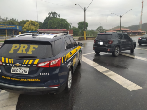 PRF recupera carro roubado, na Via Dutra, em Lavrinhas