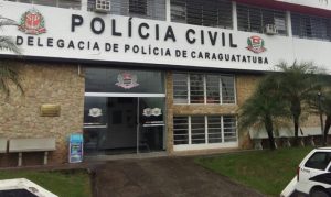 Dois homens são mortos com golpes de madeira e machado, após briga de bar em Caraguatatuba