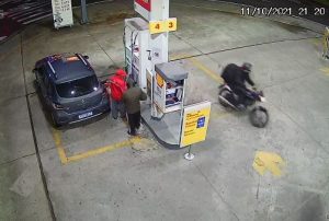 Base da PM a poucos metros não intimida bandido que assalta posto de combustível em Jacareí