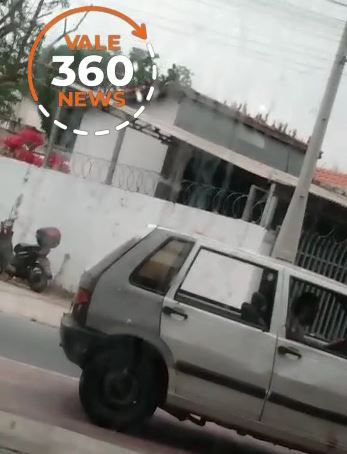 Homem surta, invade bar com carro e coloca a vida de fregueses em risco em Pindamonhangaba.
