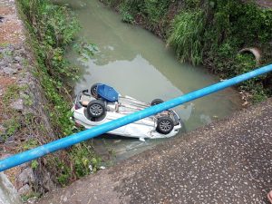 Carro de idoso cai em córrego de Taubaté em acidente pelo bairro Estiva