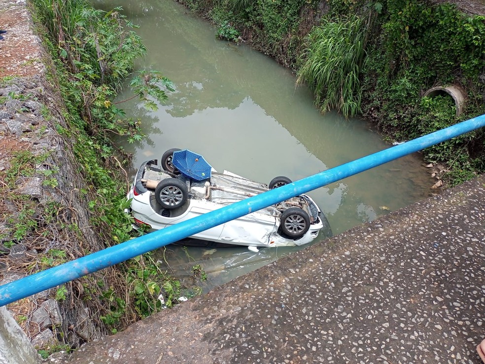 Carro de idoso cai em córrego de Taubaté em acidente pelo bairro Estiva