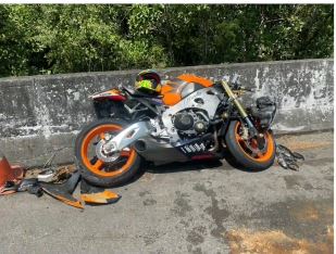 Motociclista e carona sofrem acidente e são lançados em ribanceira na Rodovia Oswaldo Cruz