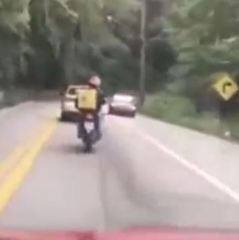 Motorista dirige de marcha à ré na Serra de Maresias em São Sebastião